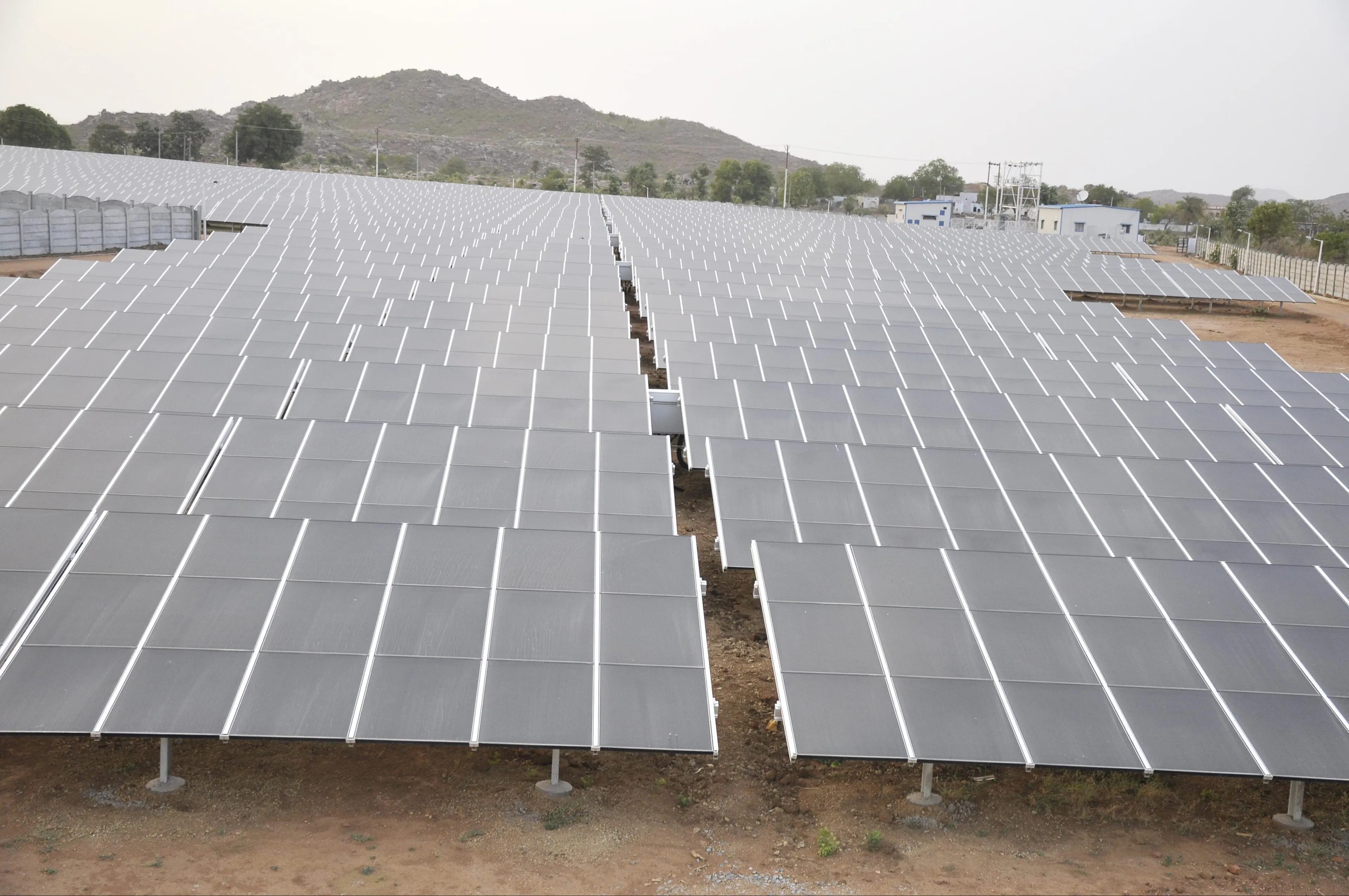 Arazi tipi güneş enerjisi santrali panelleri